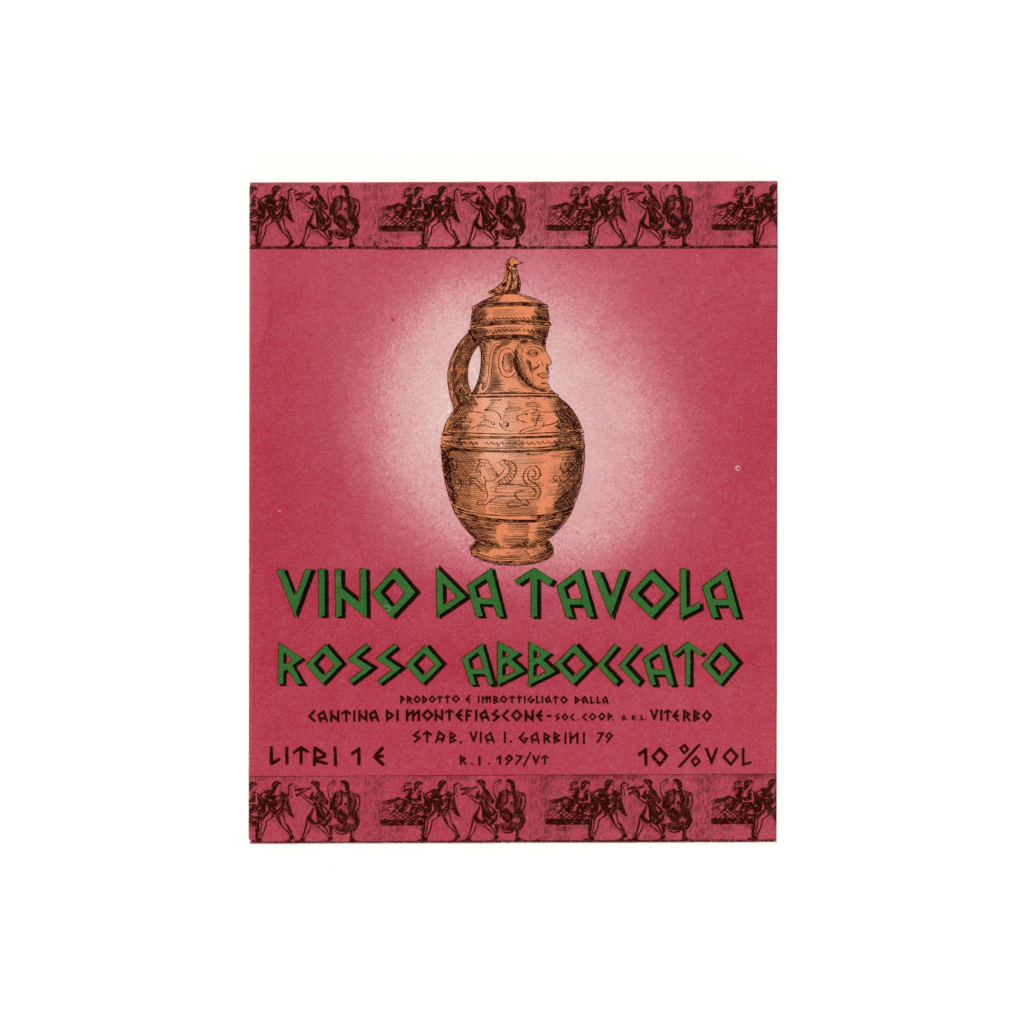 Il vino rosso Vino da tavola rosso abboccato, prodotto a Cerveteri, in Italia, presenta un'etichetta rettangolare realizzata in carta usomano e stampata con tecnologia Offset.