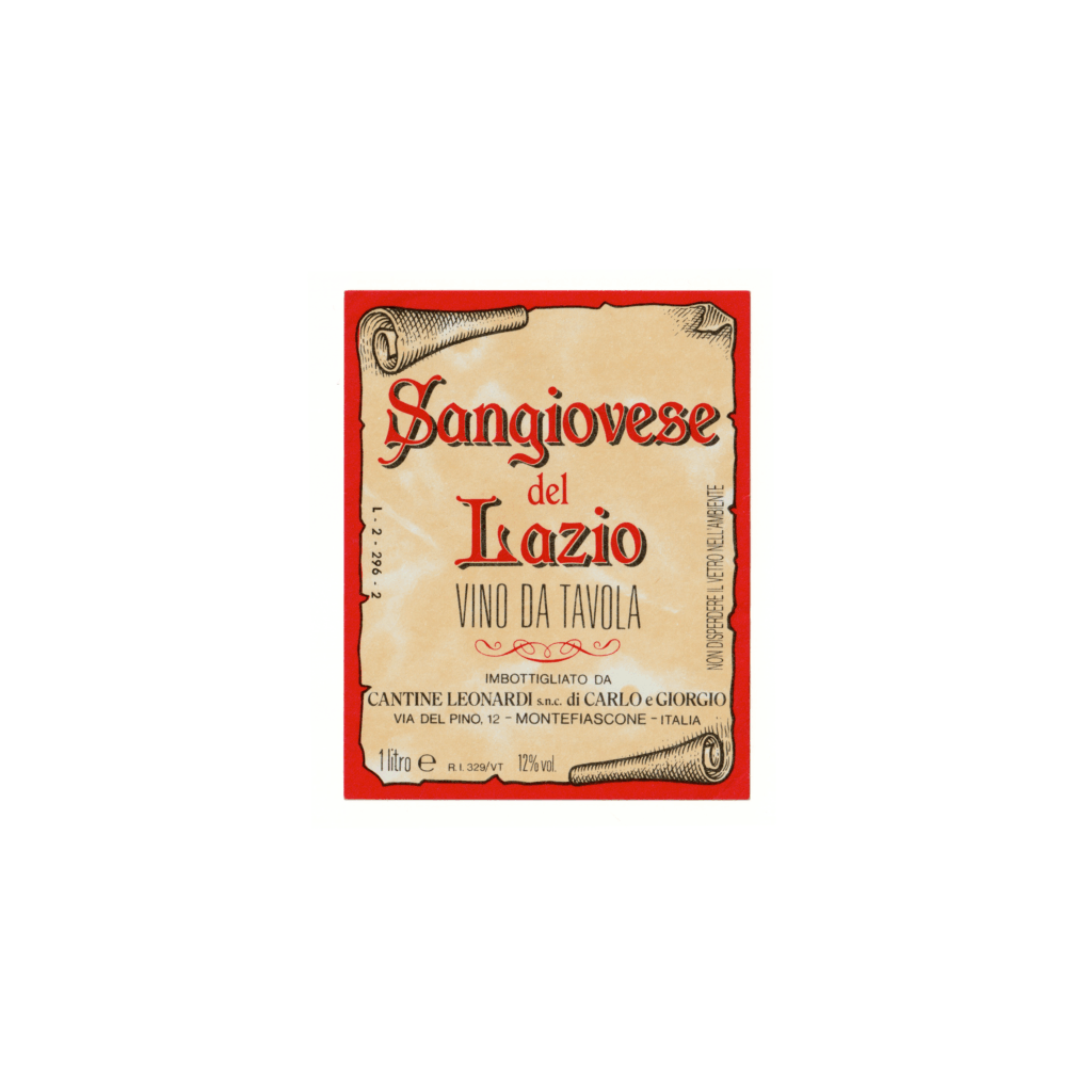Il vino rosso Sangiovese del Lazio, prodotto a Montefiascone, in Italia, presenta un'etichetta rettangolare realizzata in carta patinata opaca e stampata con tecnologia Offset.