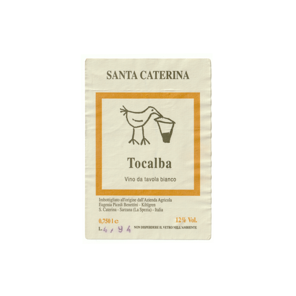 Il vino bianco Tocalba, prodotto a Sarzana, in Italia, presenta un'etichetta rettangolare realizzata in carta marcata e stampata con tecnologia Offset.