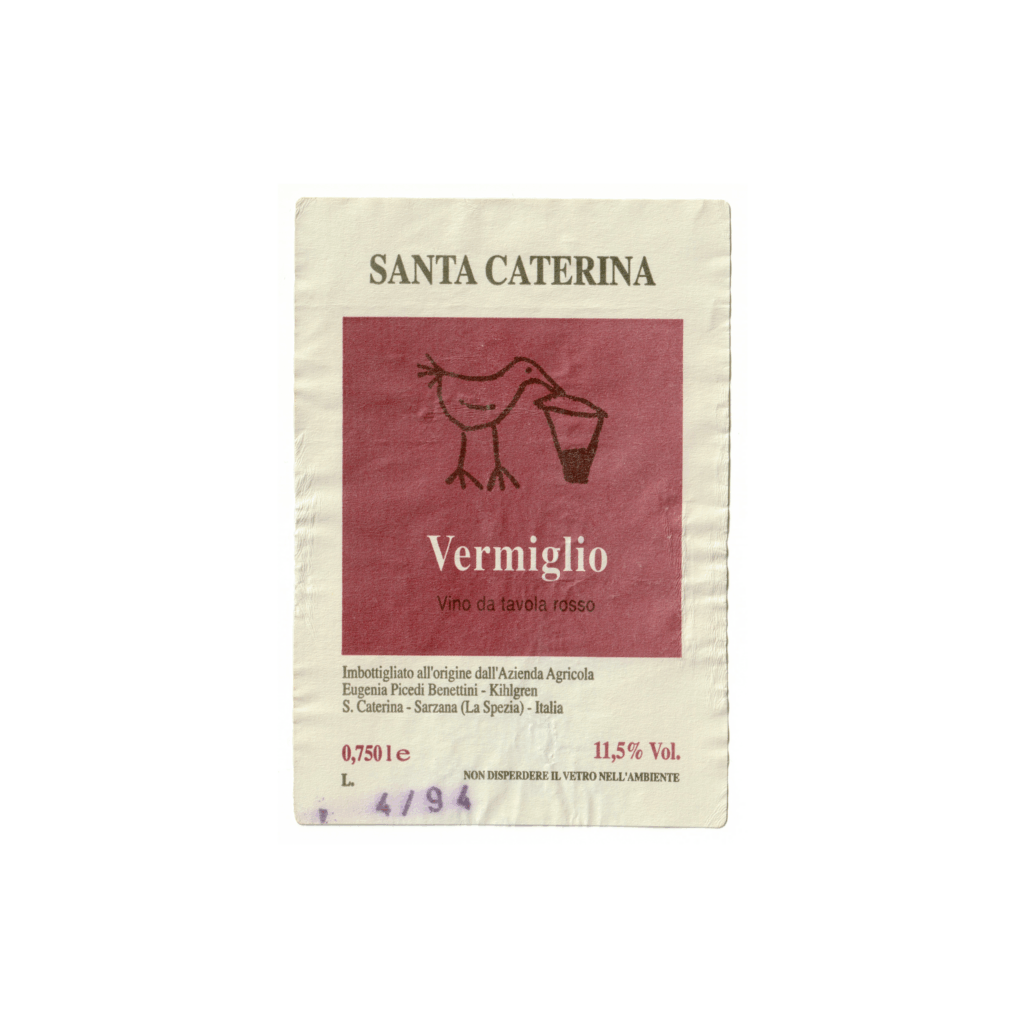 Il vino rosso Vermiglio, prodotto a Sarzana, in Italia, presenta un'etichetta rettangolare realizzata in carta usomano e stampata con tecnologia Offset.