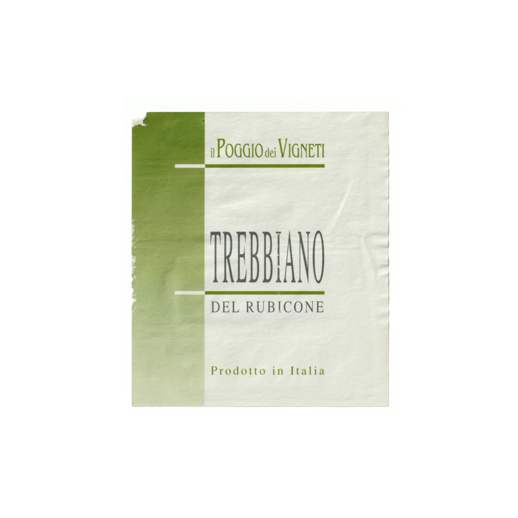 Il vino bianco Trebbiano del Rubicone, prodotto a Cermenate, in Italia, presenta un'etichetta rettangolare realizzata in carta plastificata lucida e stampata con tecnologia Offset.