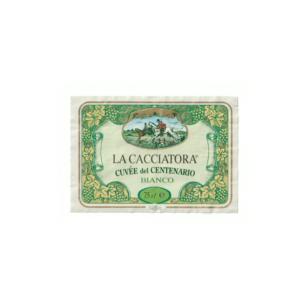 Il vino bianco Cuvée del Centenario, prodotto a Missaglia, in Italia, presenta un'etichetta rettangolare realizzata in carta marcata e stampata con tecnologia Offset.