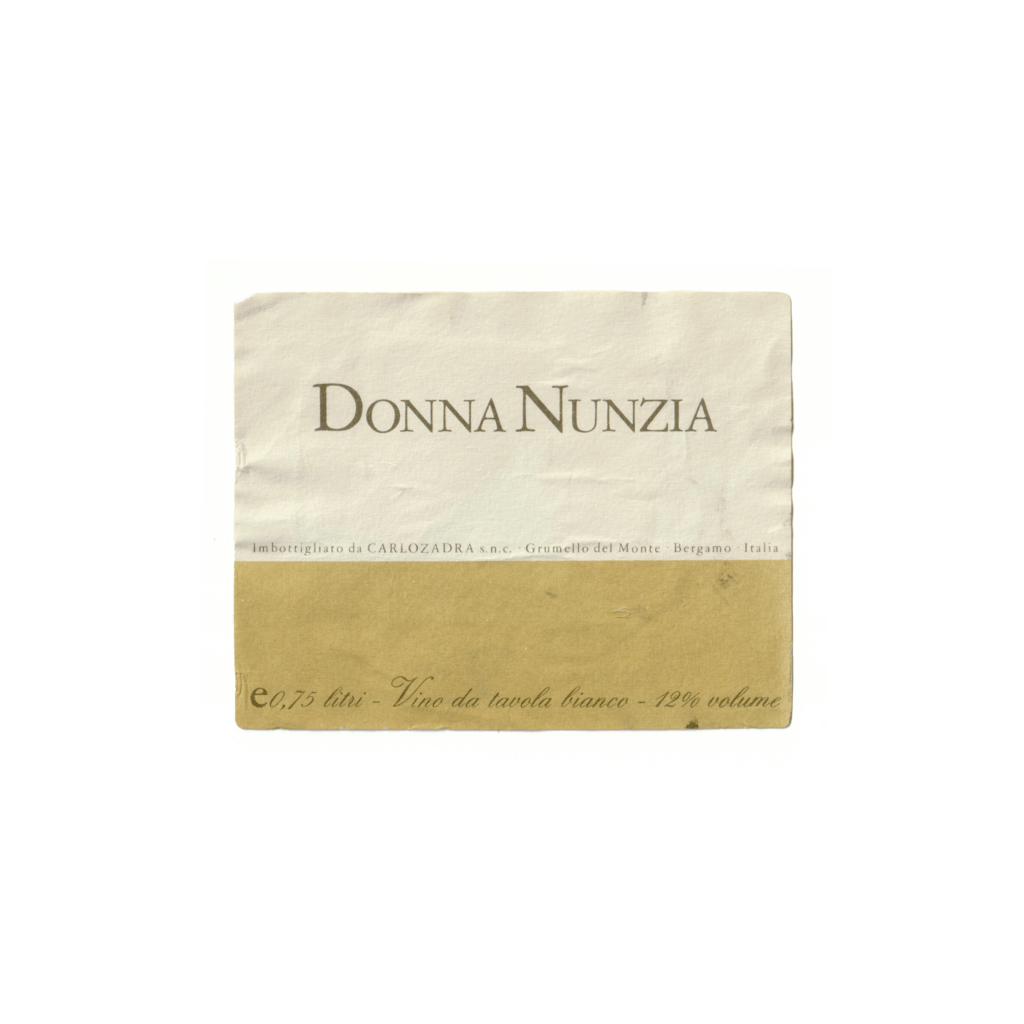 Il vino bianco Donna Nunzia, prodotto a Grumello del Monte, in Italia, presenta un'etichetta rettangolare realizzata in carta marcata e stampata con tecnologia Offset.