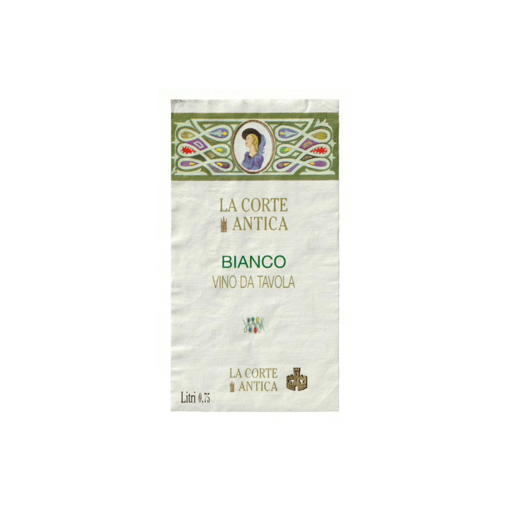 Il vino bianco La Corte Antica – Bianco, prodotto a Contra, in Italia, presenta un'etichetta rettangolare realizzata in carta marcata e stampata con tecnologia Offset.