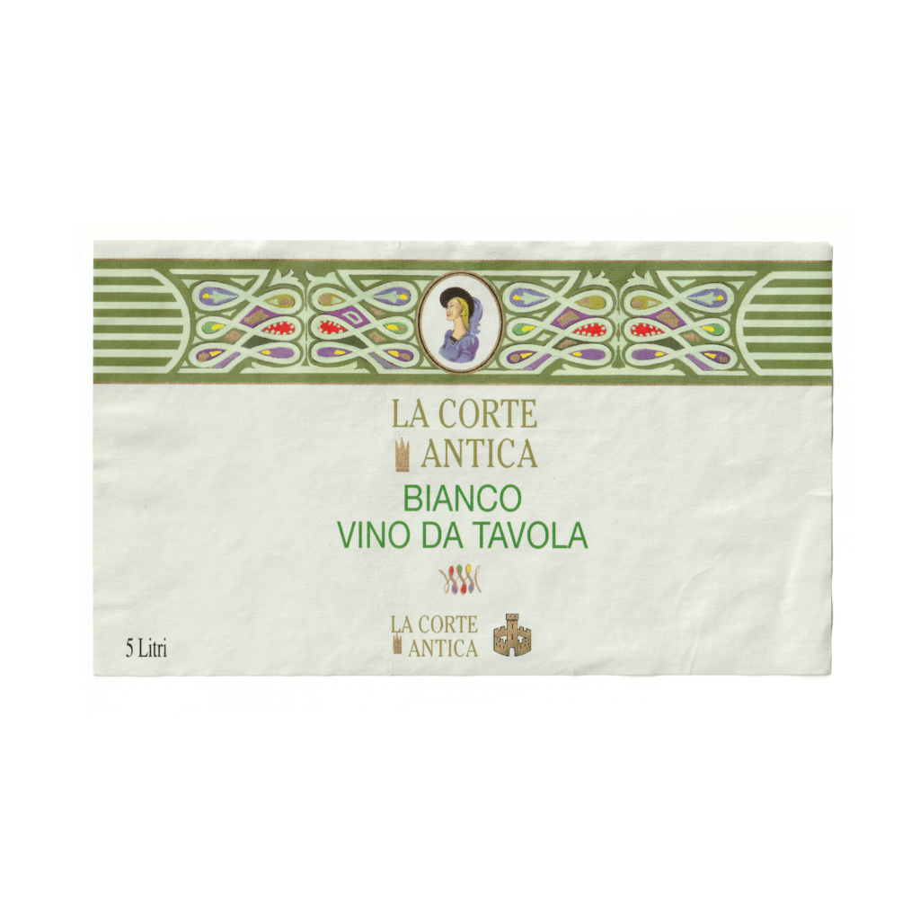 Il vino bianco La Corte Antica – Bianco, prodotto a Contra, in Italia, presenta un'etichetta rettangolare realizzata in carta marcata e stampata con tecnologia Offset.