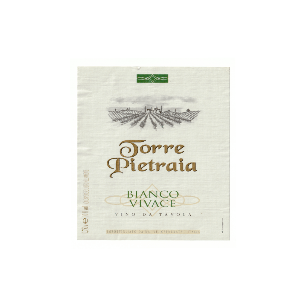 Il vino bianco Torre Pietraia, prodotto a Cermenate, in Italia, presenta un'etichetta rettangolare realizzata in carta marcata e stampata con tecnologia Offset.