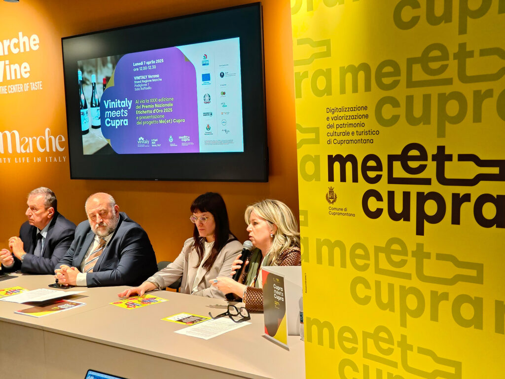 Roberta Manzotti dello studio RossodiGrana interviene alla presentazione del progetto Me(ET)Cupra al Vinitaly di Verona